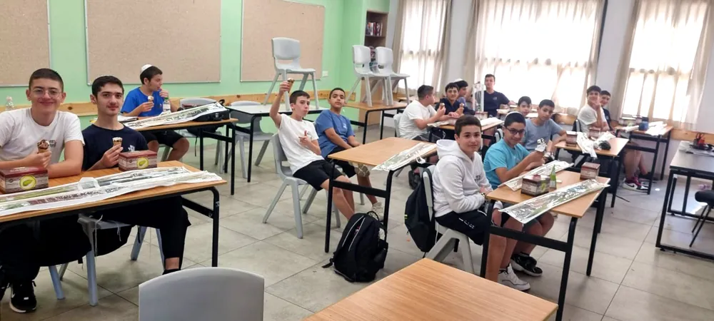 תלמידים בכיתה עם מארזי ארבעת המינים וגלידה - ימי תשרי בבית המדרש ובכיתות