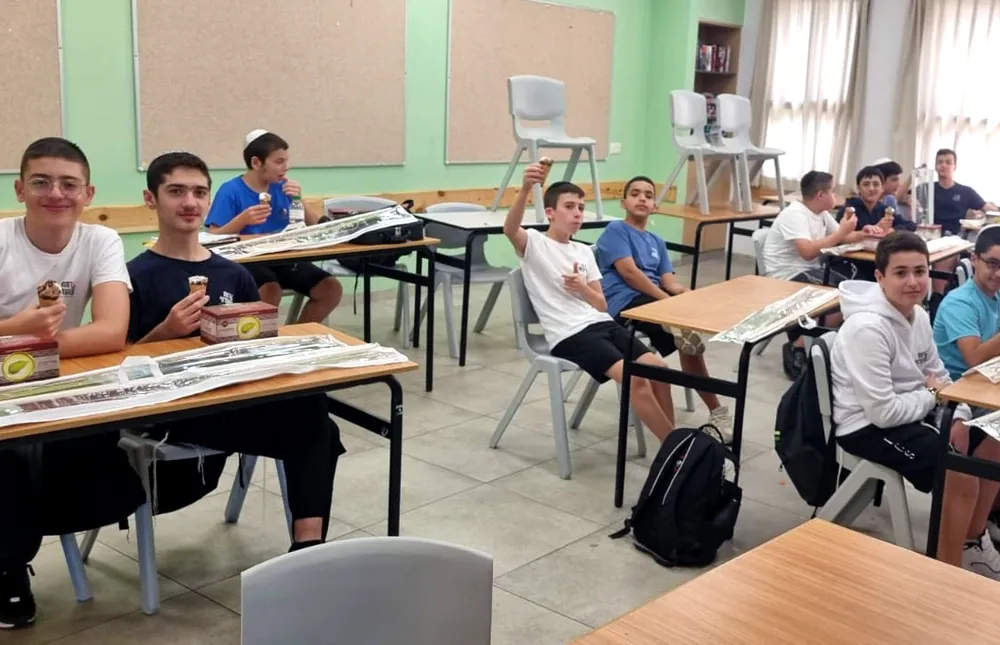 תלמידים בכיתה עם מארזי ארבעת המינים וגלידה - ימי תשרי בבית המדרש ובכיתות