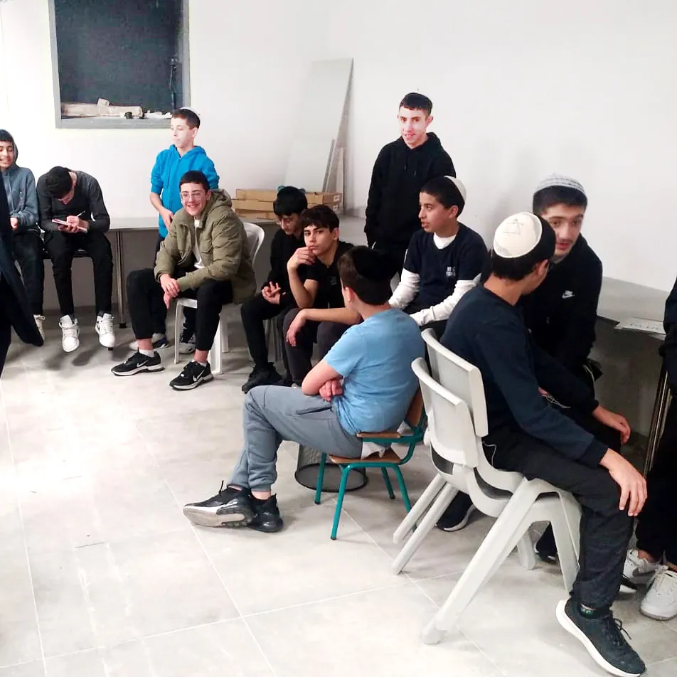 תלמידים יושבים ומשוחחים בחדר - שומרים על שגרה, יחד