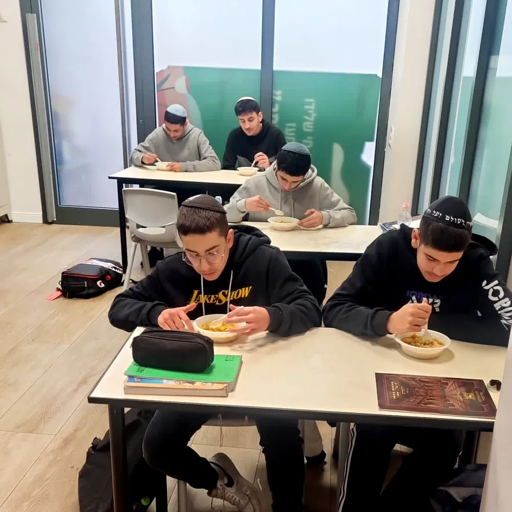 תלמידים אוכלים מרק בכיתה - מרק ירקות, מהקרש ועד הקערה