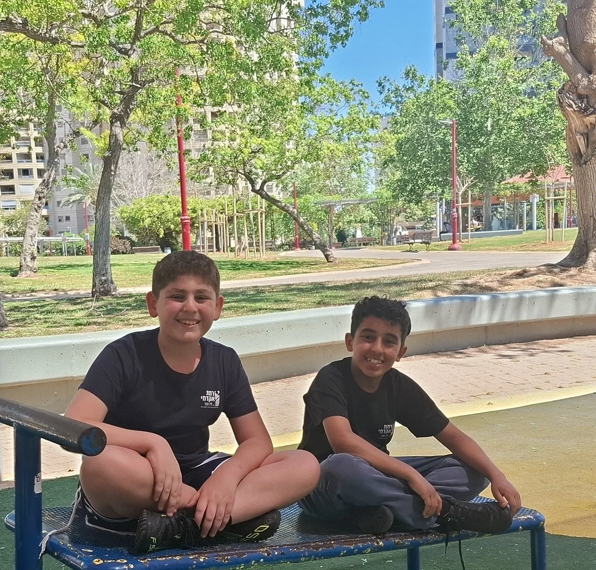 תלמידים בפארק הסמוך לבית הספר