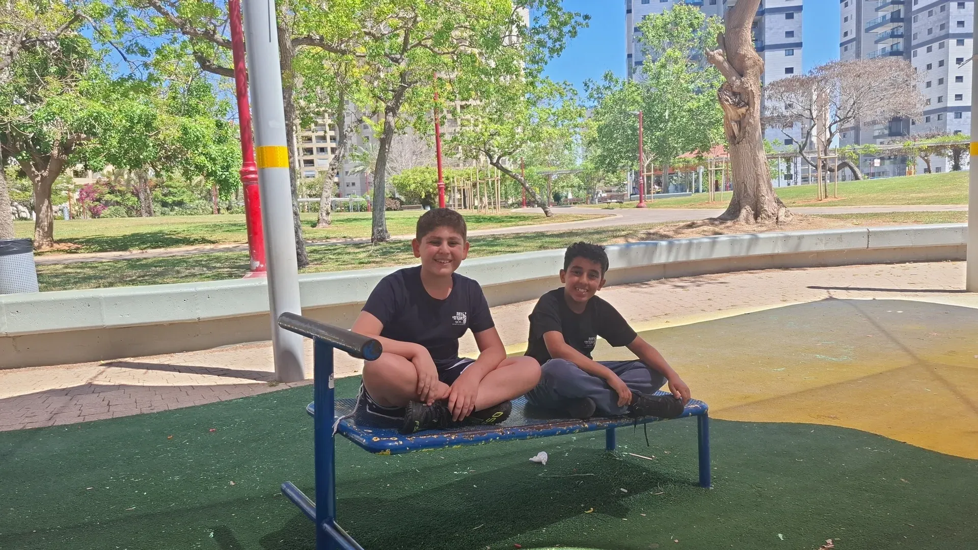 תלמידים בפארק הסמוך לבית הספר