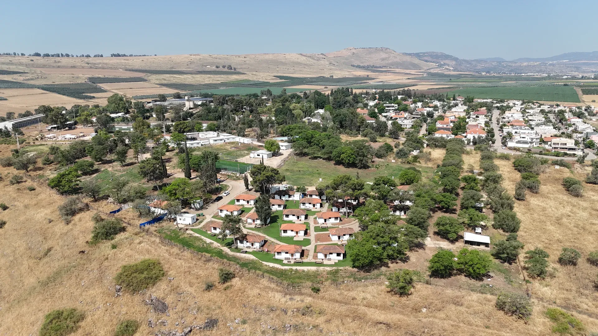 צילום אוויר נוסף של אותו יישוב כפרי, שדות וגבעות