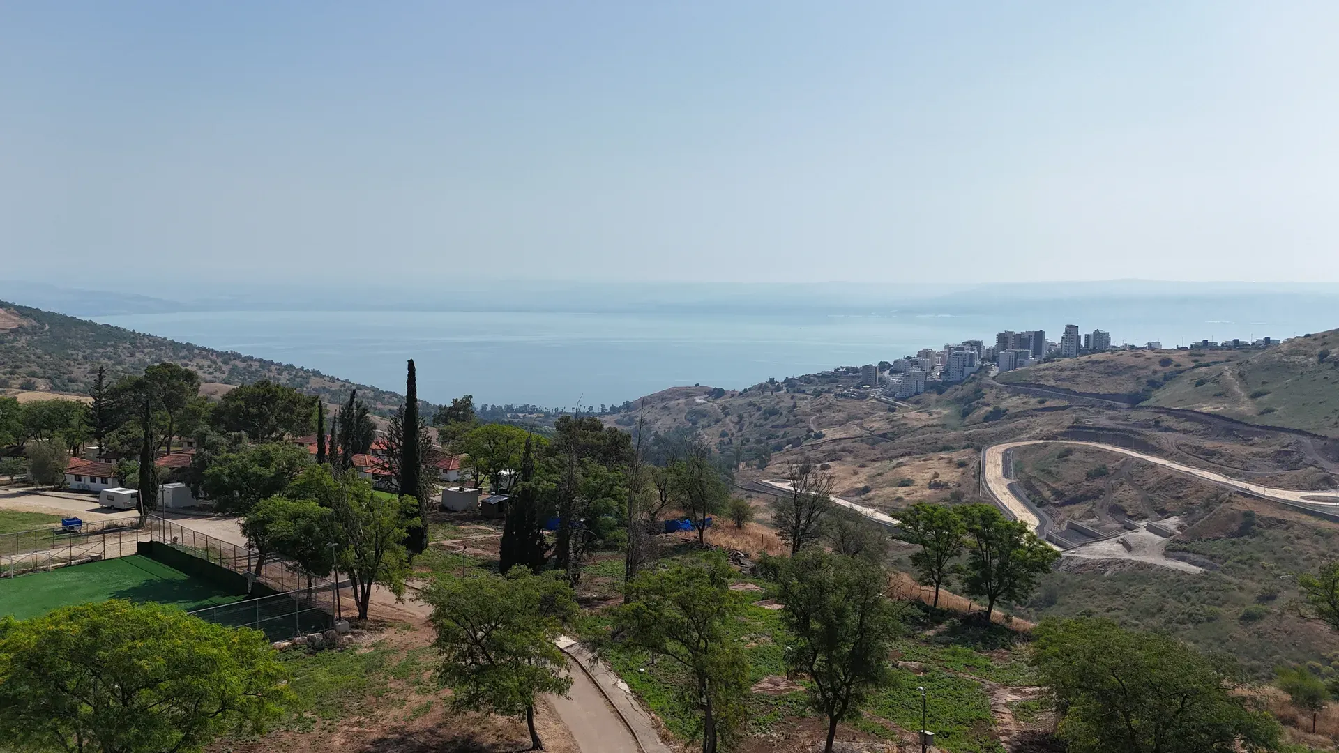 נוף אווירי של קו חוף ואגם מנקודת תצפית גבוהה