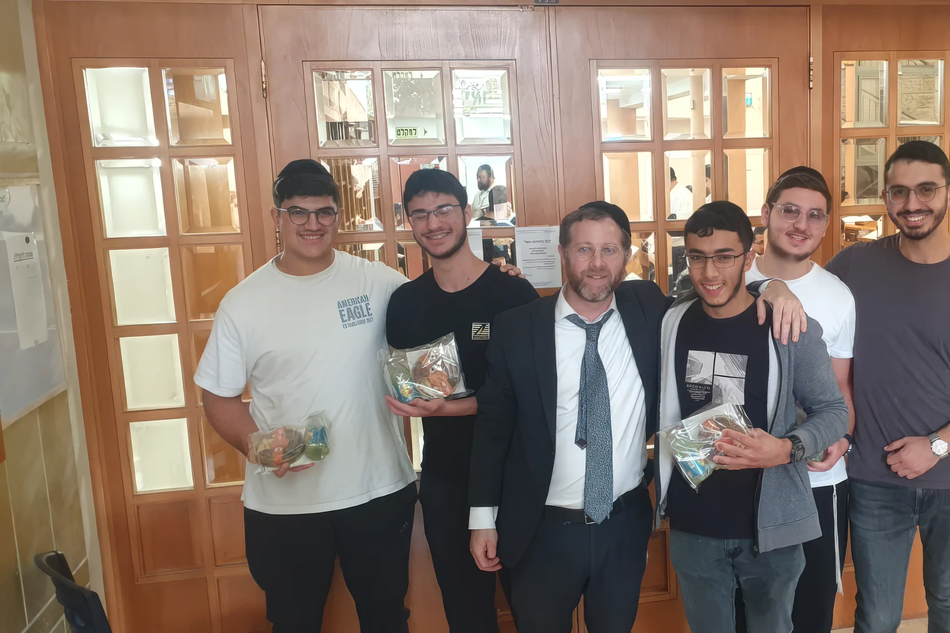 רב מהישיבה עם קבוצת בוגרים בביקור אצלם בישיבה