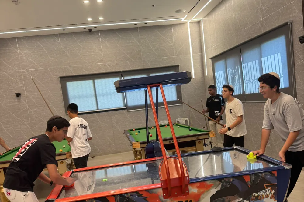 סלפי של איש עטור תפילין ובחור בבית הכנסת - בית המדרש לא יצא לחופש