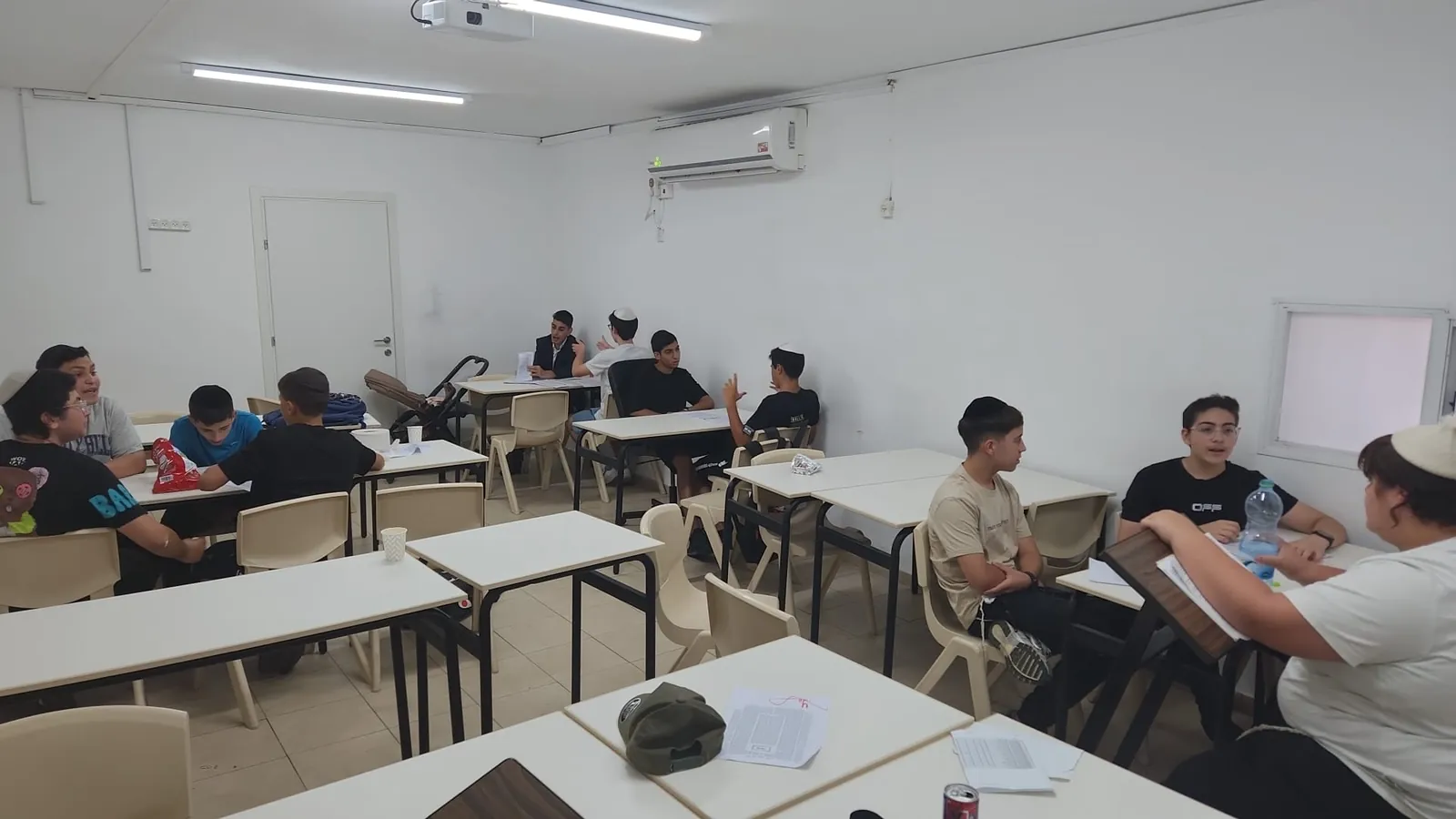 לימוד בחברותות סביב שולחנות בכיתה - ישיבת בין הזמנים