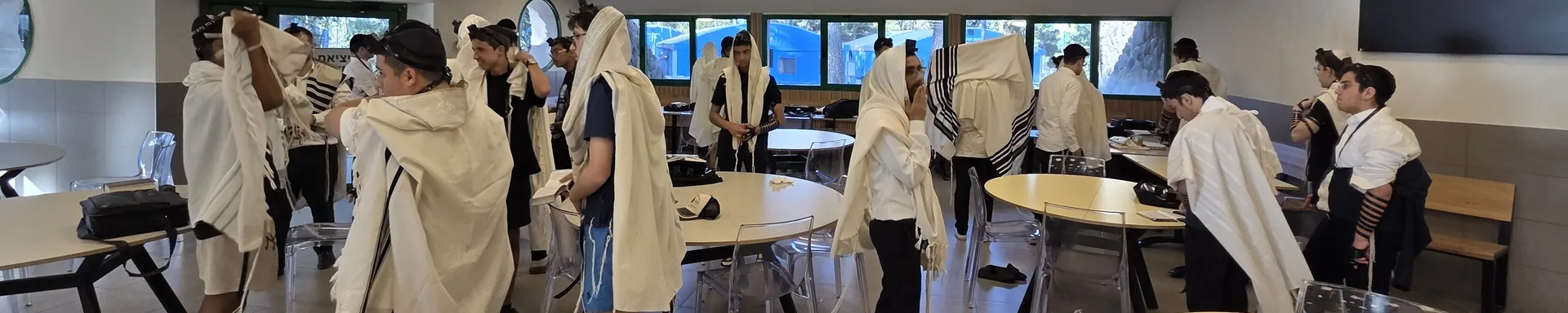 רקע פתיחה - סדר ג׳, לילה לבן ביער לביא