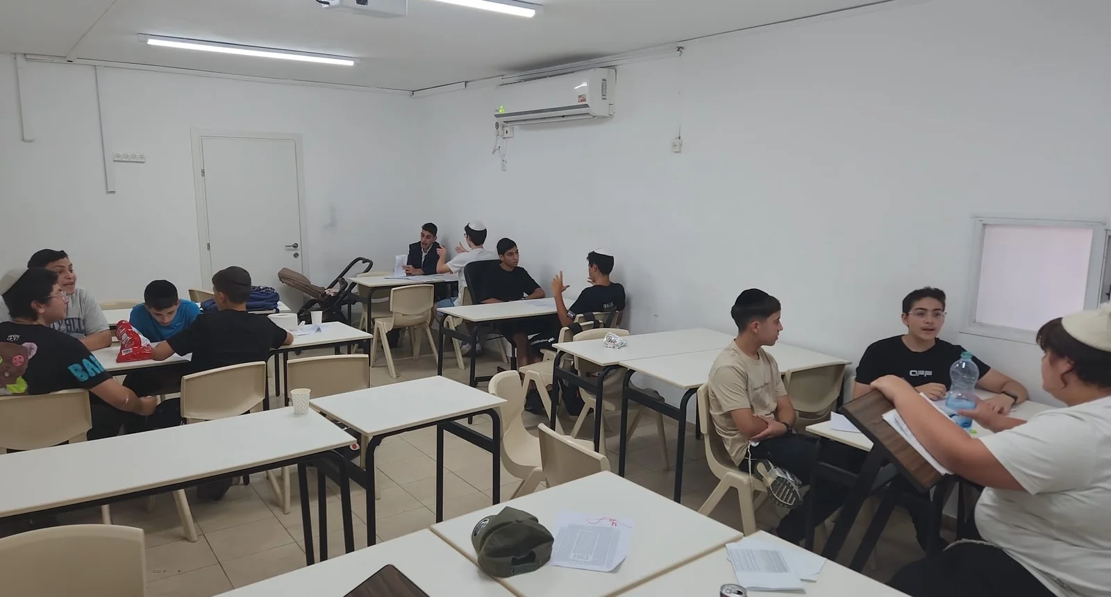 לימוד בחברותות סביב שולחנות בכיתה - ישיבת בין הזמנים