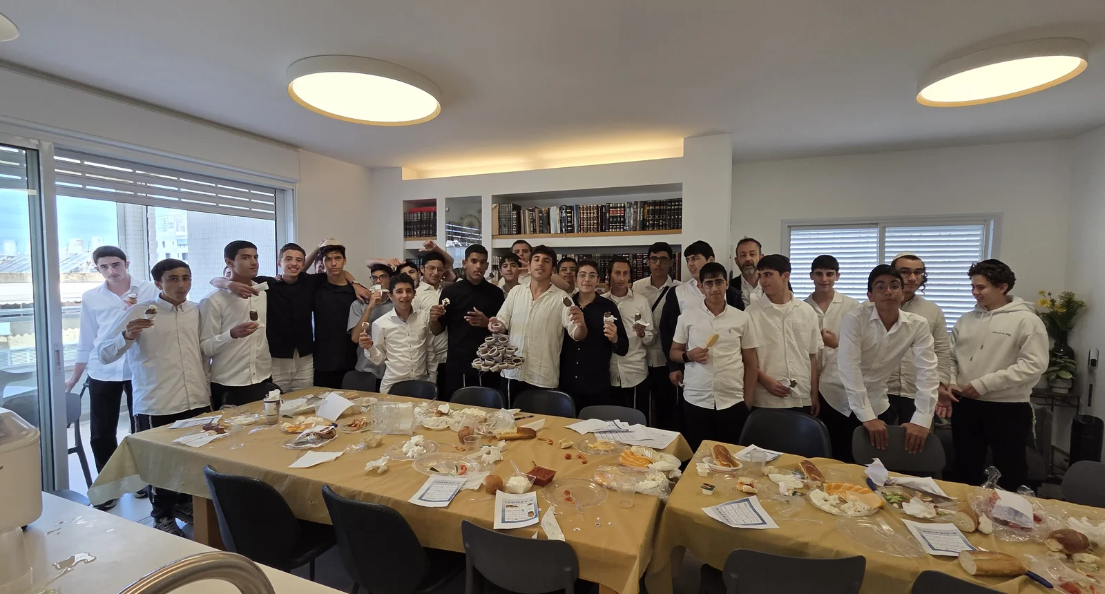 תמונת קבוצה של תלמידים עם שלגונים - בוקר ערכי לשיעור א׳ בראש חודש תמוז
