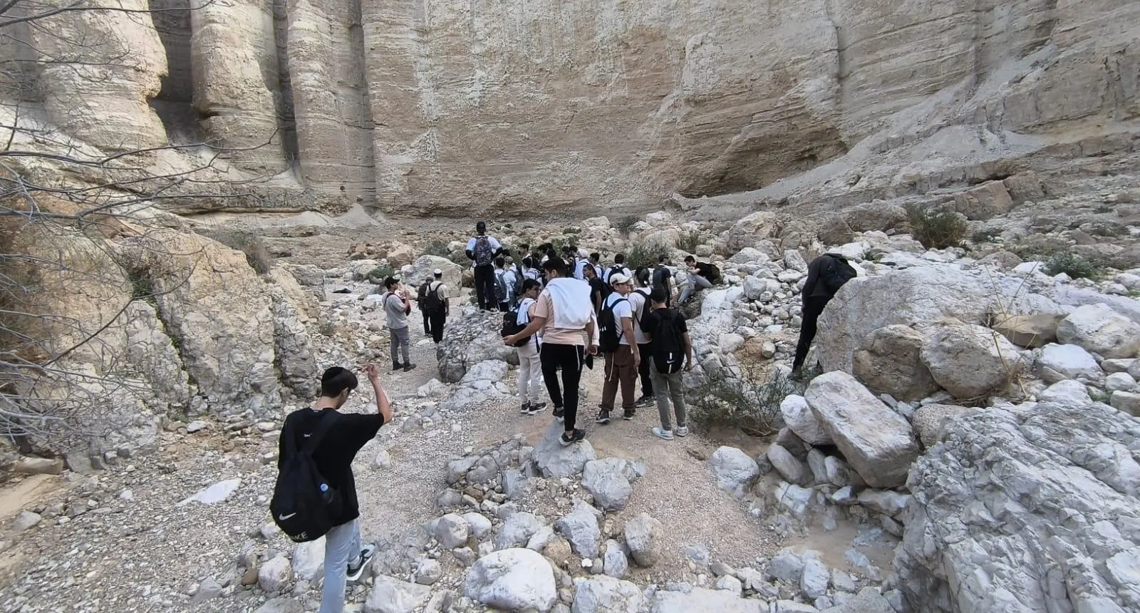 תלמידים מטיילים בקניון מדברי - בין סלעי המדבר