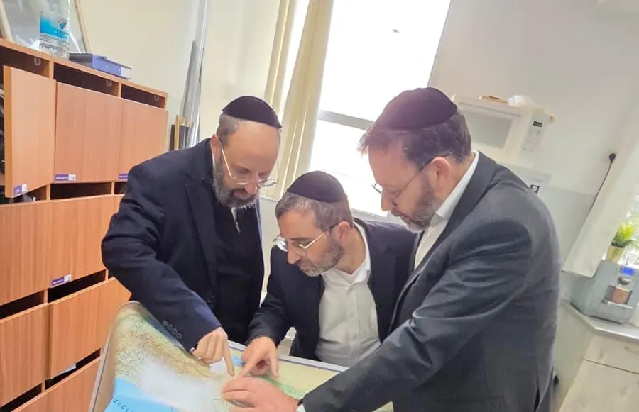 צוות מתכנן מסלול על מפה - בין סלעי המדבר