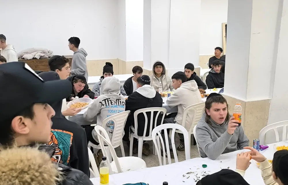 תלמידים בארוחה - בין סלעי המדבר
