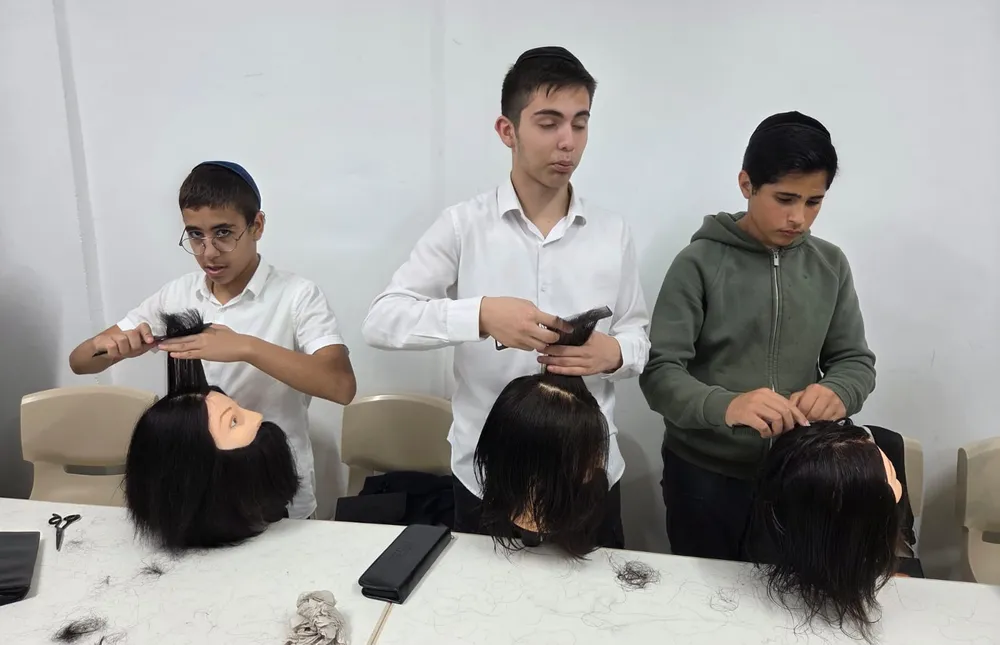 שלושה תלמידים מתרגלים סירוק ראשי דוגמה - מגמת ספָּרוּת יוצאת לדרך