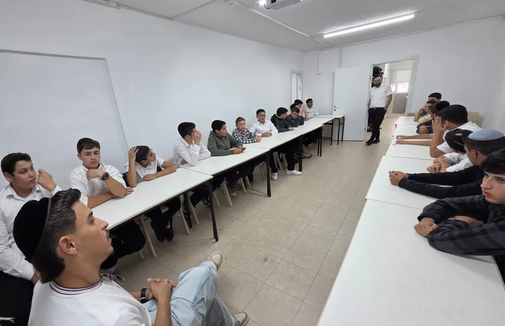 תלמידים יושבים סביב שולחנות ומבוגר עומד בדלת - מגמת ספָּרוּת יוצאת לדרך