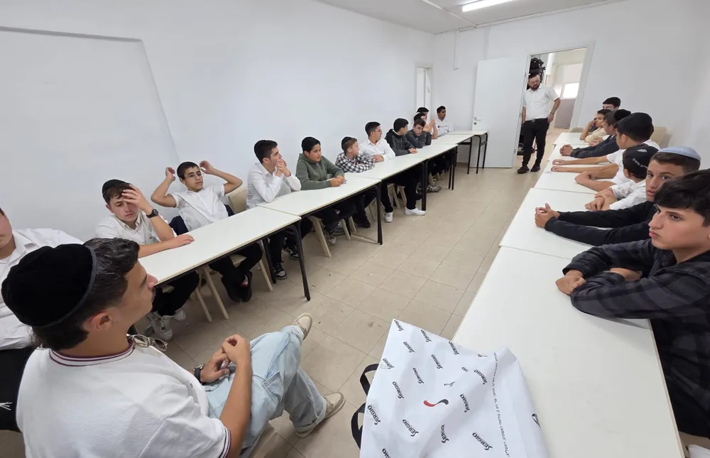 תלמידים יושבים סביב שולחנות מול אדם בדלת הכיתה - מגמת ספָּרוּת יוצאת לדרך