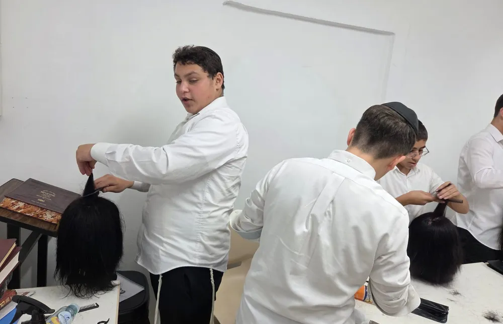 תלמידים מסרקים שיער של ראשי תרגול בכיתה - מגמת ספָּרוּת יוצאת לדרך