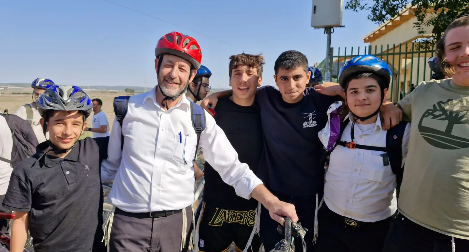 רוכבים ומדריך מצטלמים עם אופניים - יום על האופניים