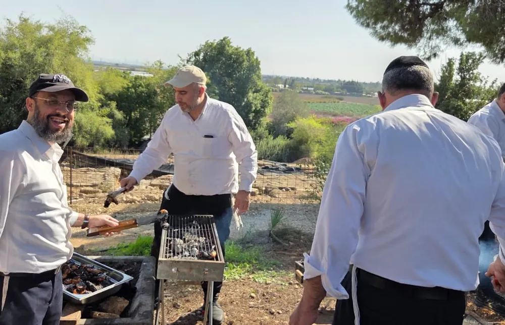 צוות מכין ארוחה על המנגל - יום על האופניים