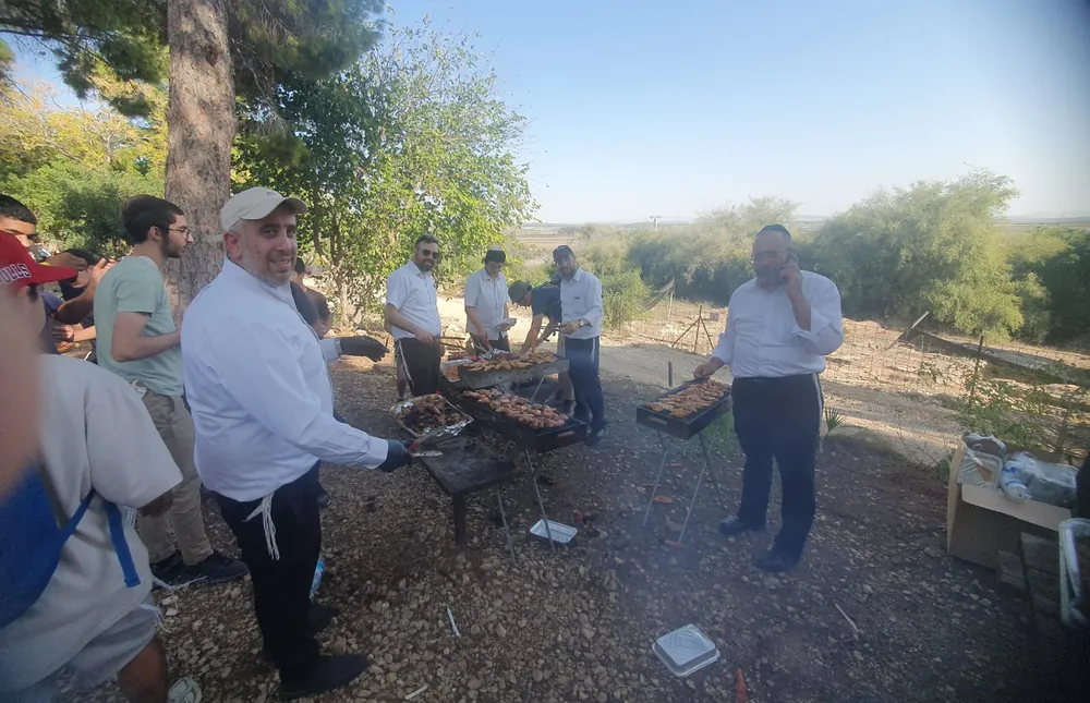 צוות מכין בשר על מנגל - יום על האופניים