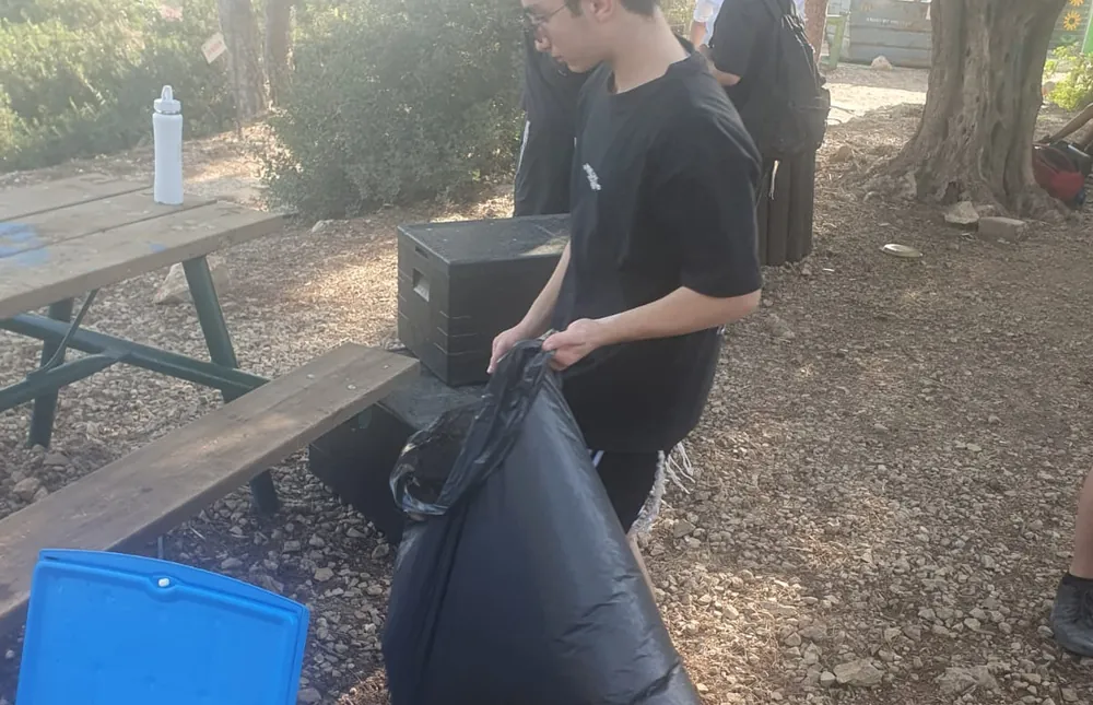 תלמיד אוסף פסולת באתר - יום על האופניים