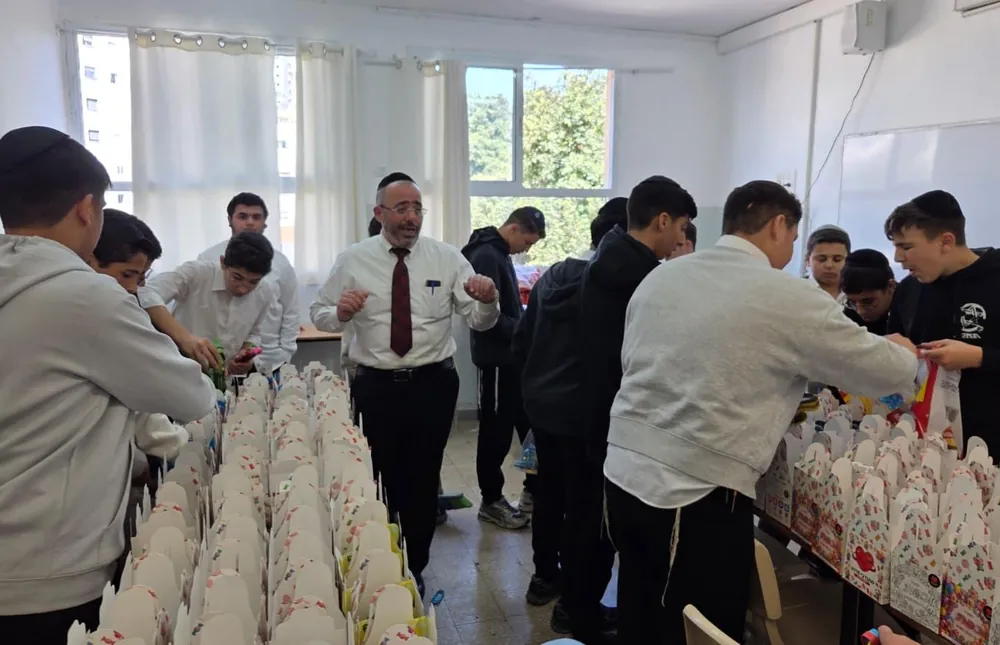אריזת מארזי חסד בכיתה - חסד בקופסאות