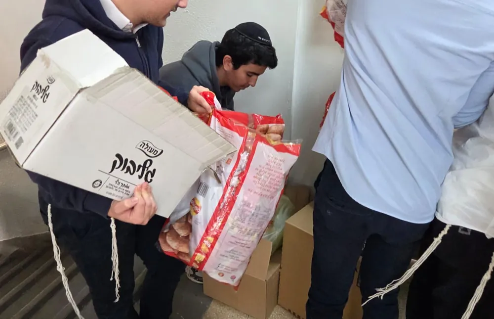העברת ציוד למחסן - חסד בקופסאות