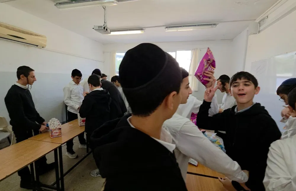 תלמידים מחלקים חטיפים למארזים - חסד בקופסאות