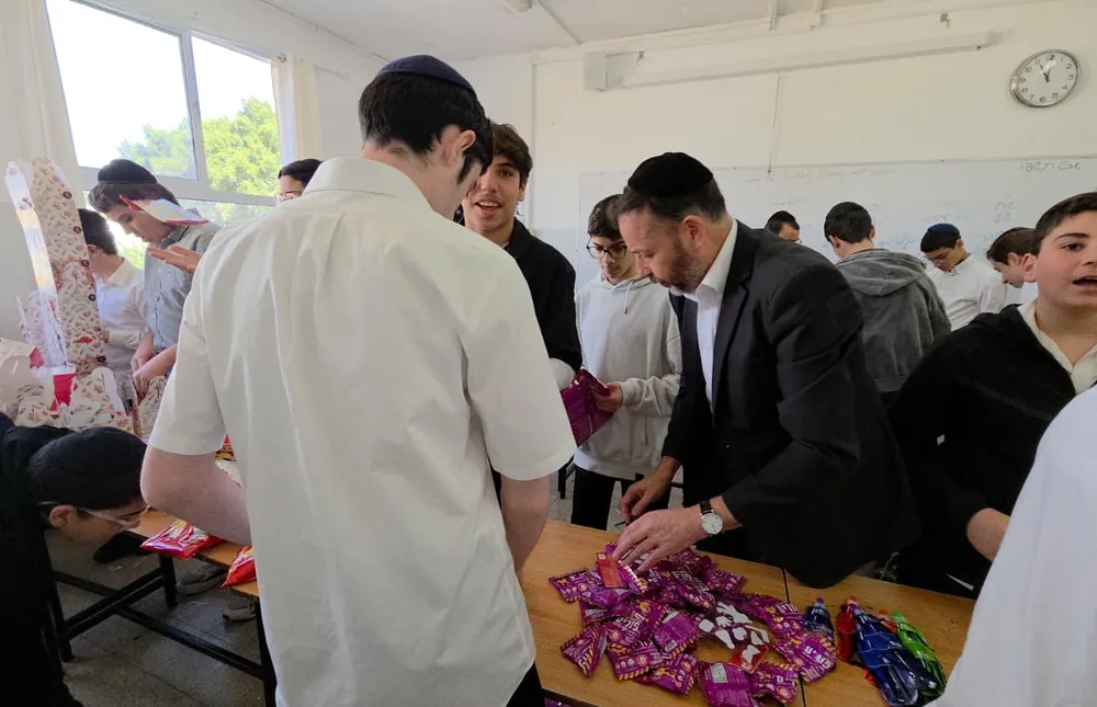 תלמידים מחלקים חטיפים למארזים - חסד בקופסאות