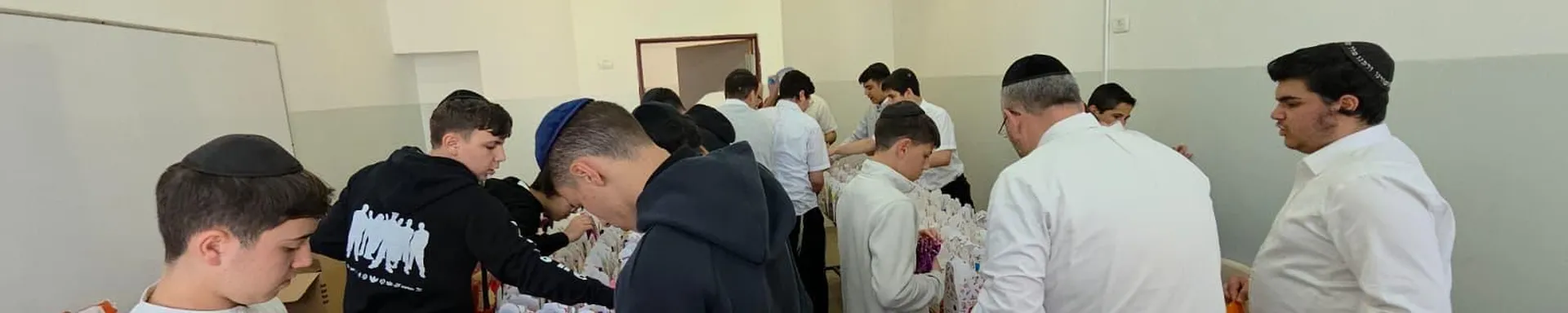 רקע פתיחה - חסד בקופסאות