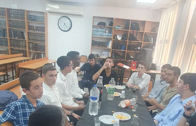 מפגש תלמידים ופעילות - קודם המעגל, אחר כך השיעור