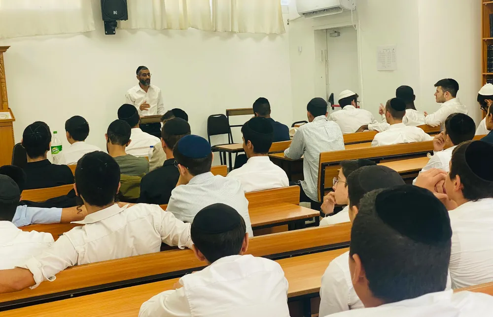 שיעור הרב עובד יריב בבית המדרש - קודם המעגל, אחר כך השיעור