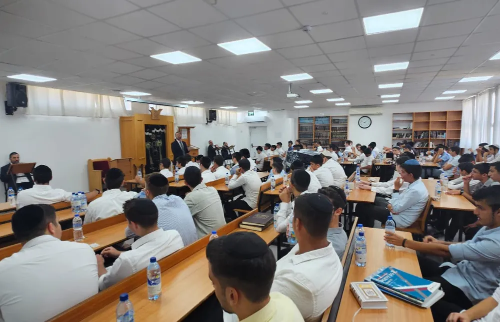 מבט רחב על תלמידים המאזינים לדובר בבית המדרש - הזמן הראשון שלהם