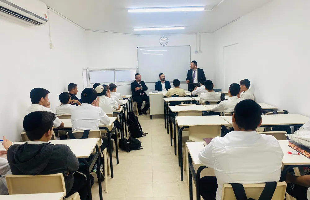 פתיחת זמן אלול שיעור א2 - תלמידים ואנשי צוות במפגש כיתתי - קולות מבחוץ