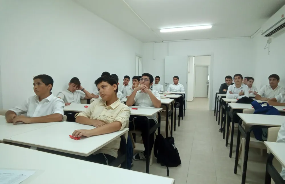 פתיחת זמן אלול שיעור א2 - תלמידים יושבים בכיתה ומאזינים - קולות מבחוץ