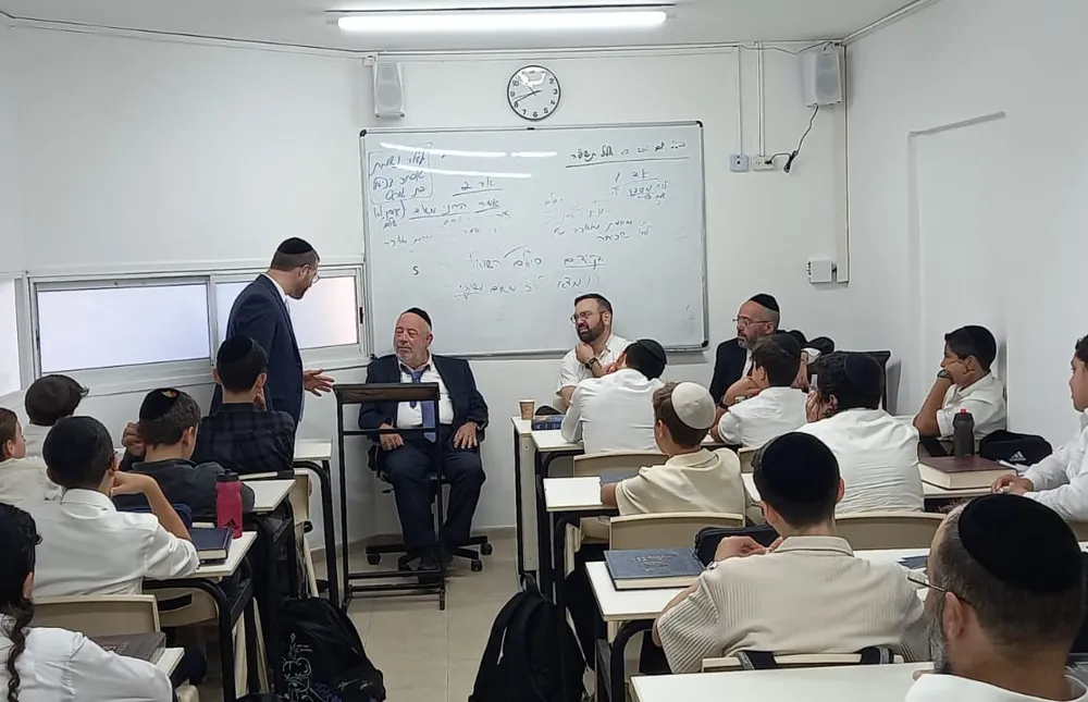 ביקור רב בכיתה - איש צוות משוחח עם רב מול התלמידים - קולות מבחוץ