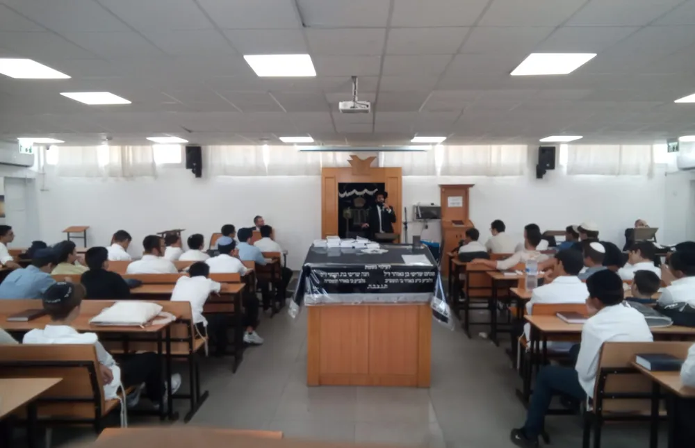 רב אורח באלול - דרשה לתלמידים בין ספסלי בית המדרש - קולות מבחוץ