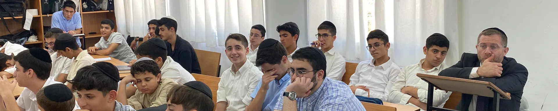 רקע פתיחה - קולות מבחוץ