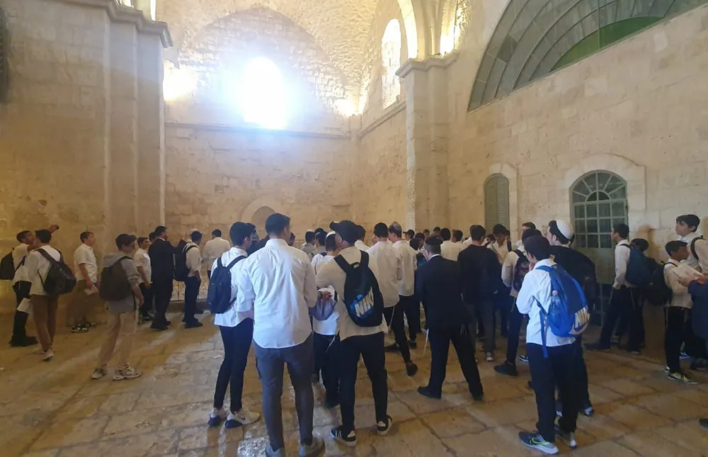 קבוצת תלמידים במרכז אולם אבן גבוה - המסע של אלול