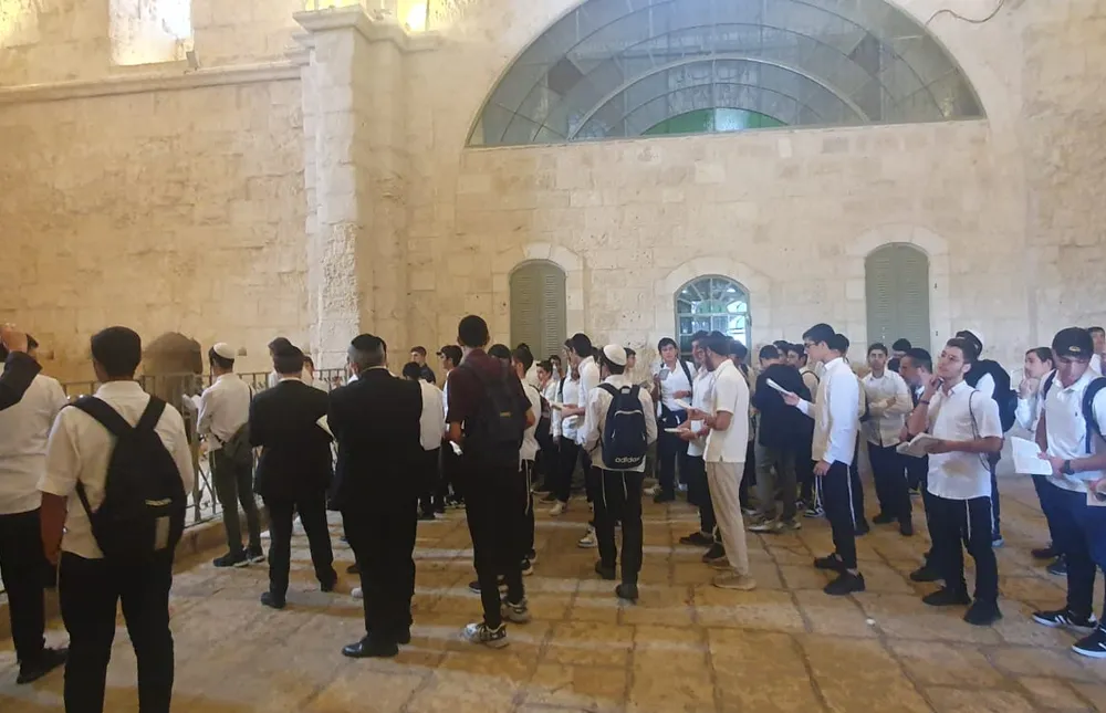 תלמידים באולם אבן ליד מעקה ברזל - המסע של אלול