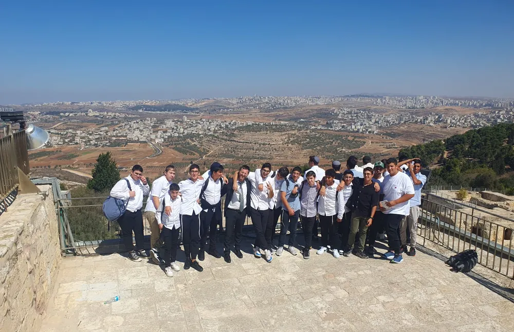 צילום קבוצתי על מרפסת תצפית מול העיר - המסע של אלול
