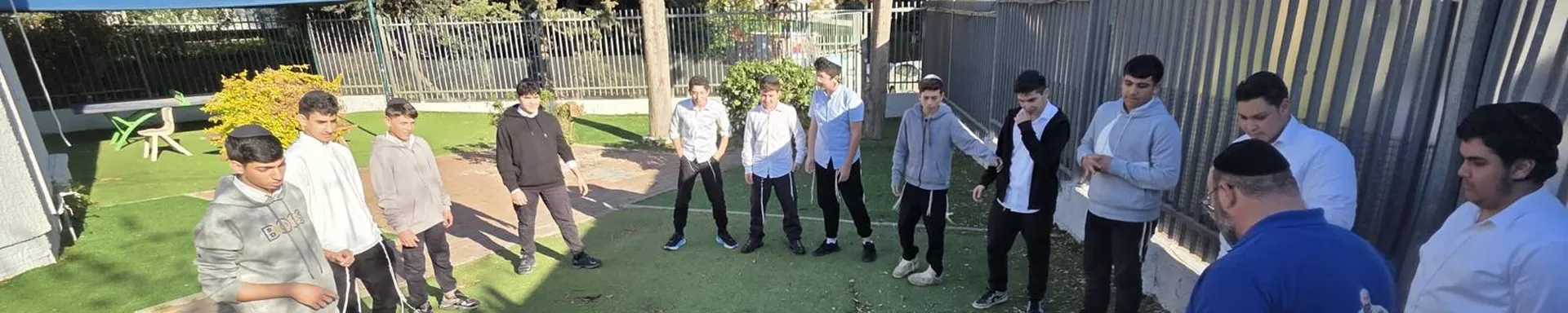 רקע פתיחה - חברים על ארבע