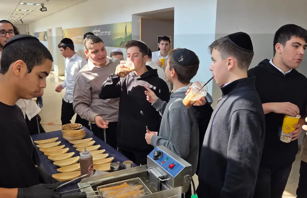 תלמידים שותים משקאות ליד מכונת טיגון צ'ורוס - מבחן של חורף
