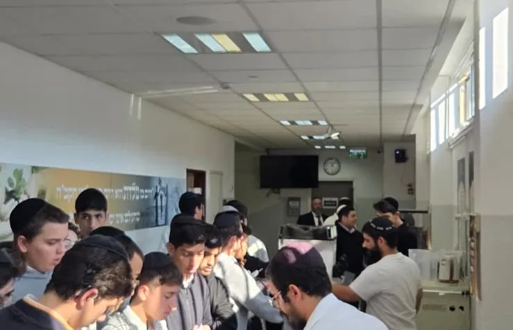 דוכן צ'ורוס ומשקאות עמוס תלמידים במסדרון - מבחן של חורף