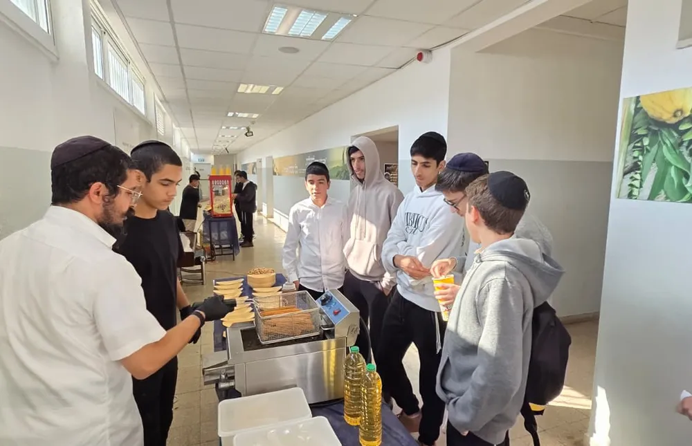 תלמידים ליד מכשיר טיגון ודוכן אוכל במסדרון - מבחן של חורף