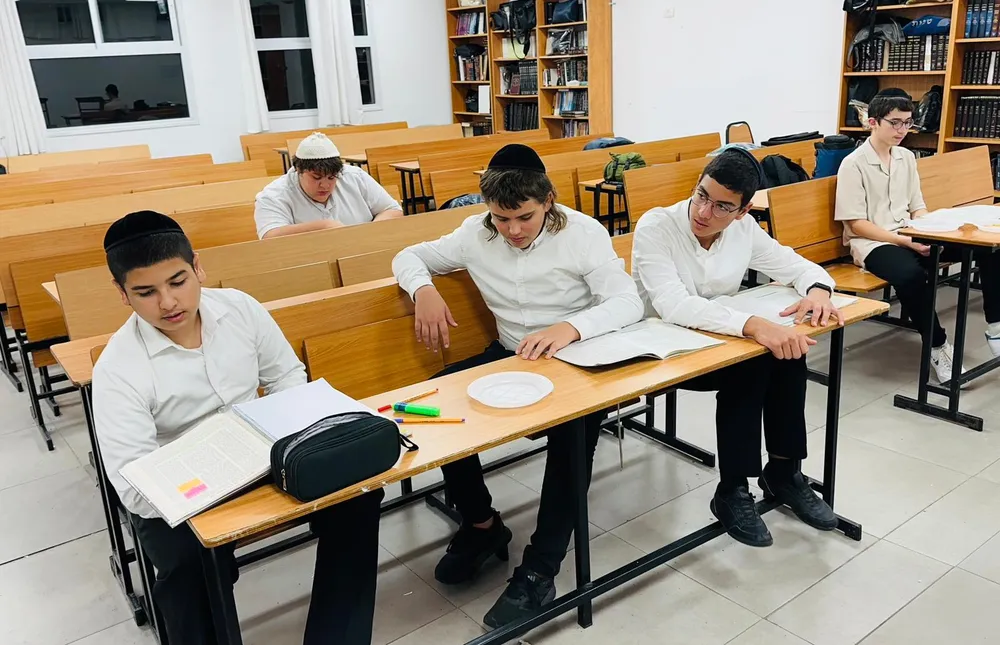 חמישה תלמידים לומדים מספרים פתוחים בבית המדרש - בזוגות מול הספר
