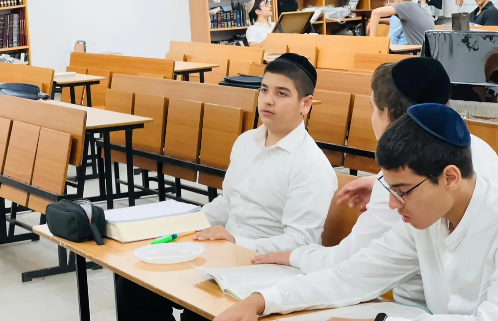 שני תלמידים ליד ספרים פתוחים בבית המדרש - בזוגות מול הספר