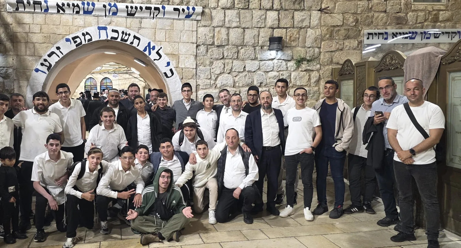 תמונה קבוצתית בכניסה לאתר - ליל סליחות במירון