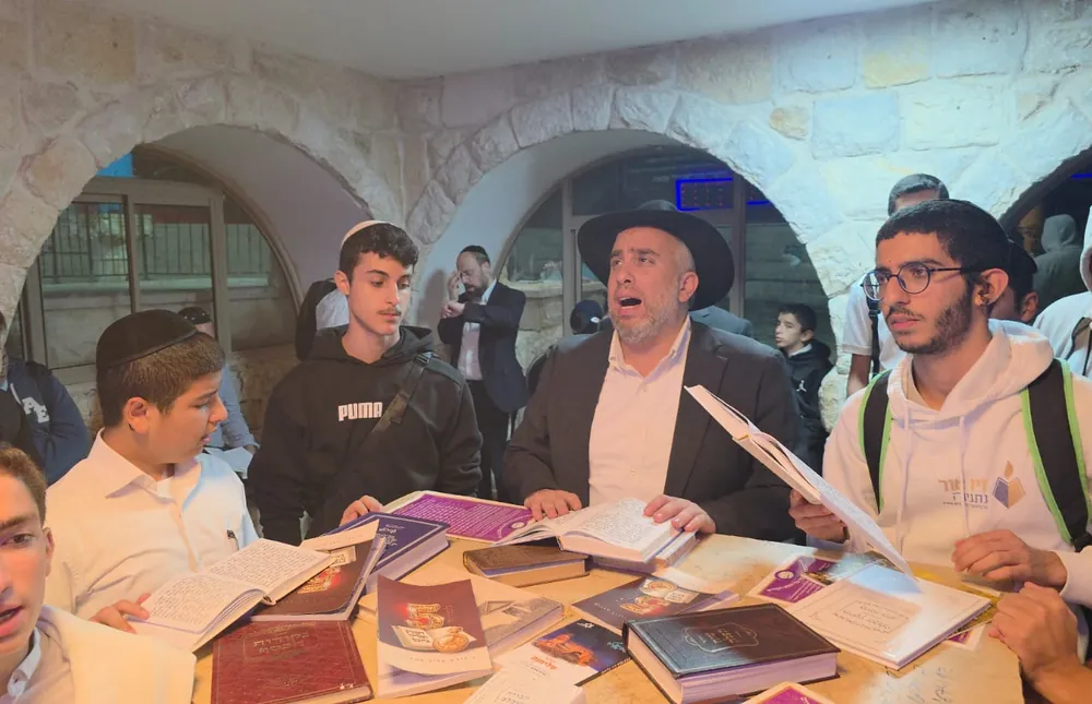 מוביל תפילה עם ספר פתוח - ליל סליחות במירון