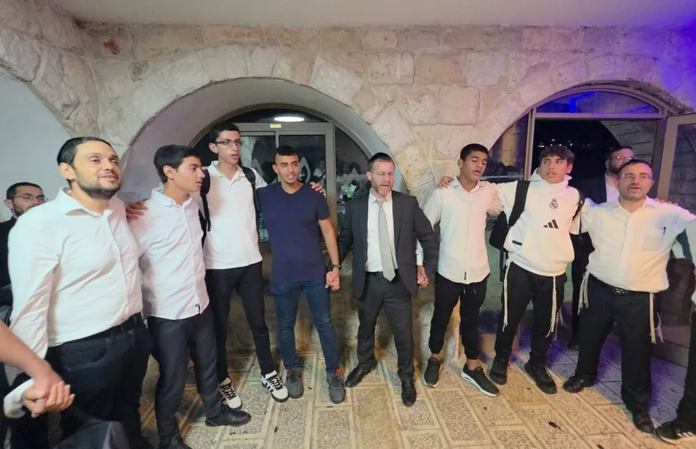 קבוצת תלמידים במעגל תפילה - ליל סליחות במירון